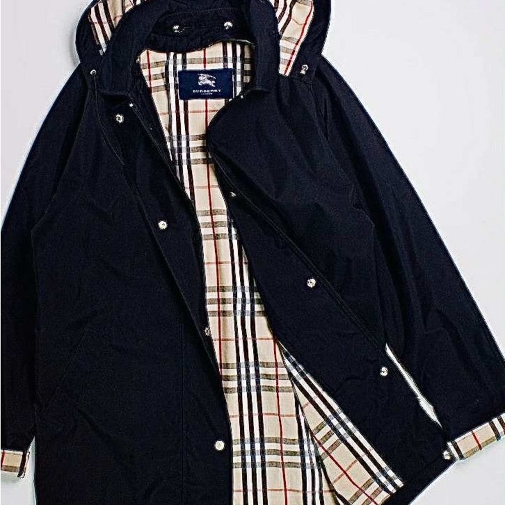 BLACK WOMENS’ BURBERRY RAINCOAT. SIZE 6. NOVA CHECK PLAID LINING.